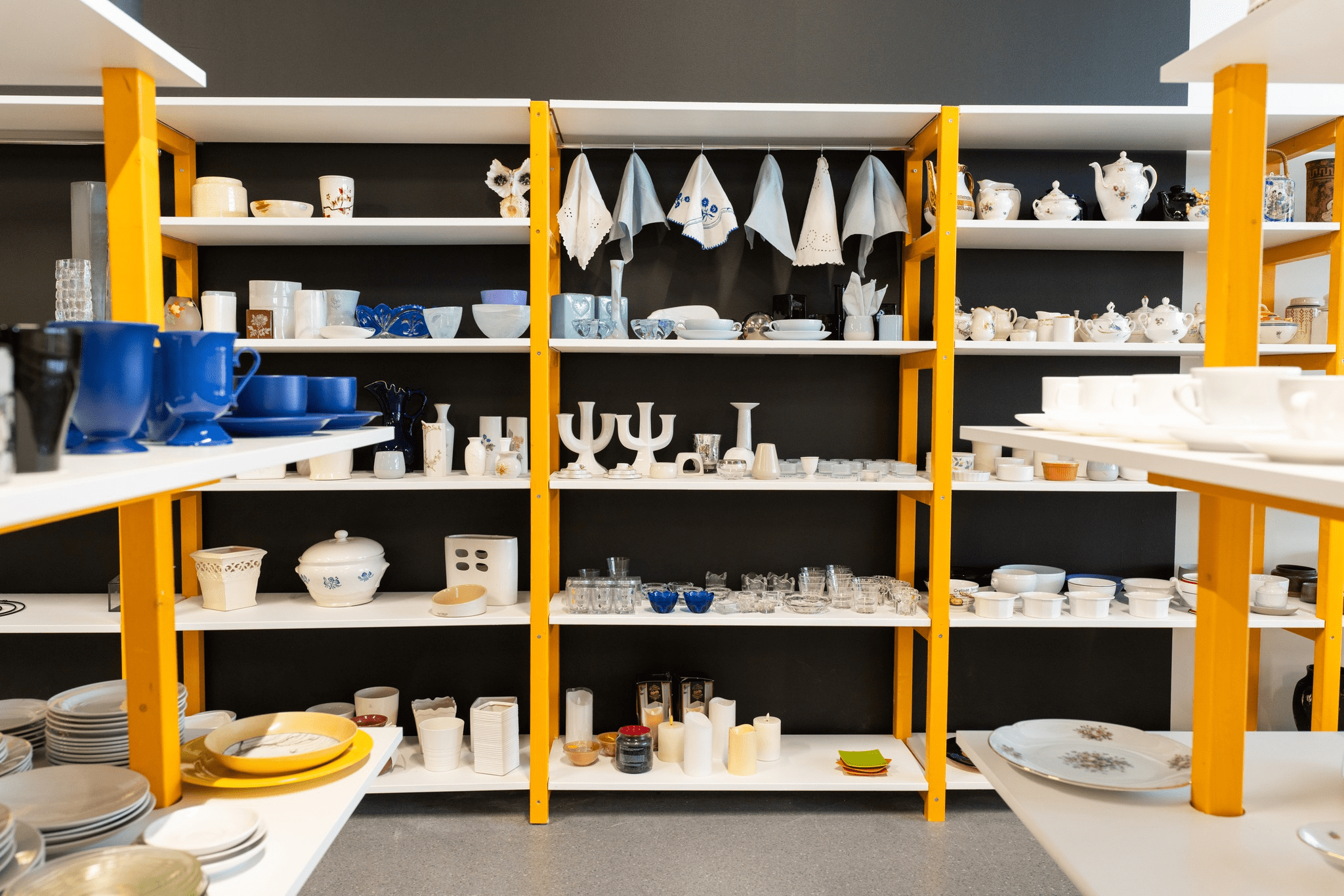 Kui astuda sisse Sõbralt Sõbrale Lõunakeskuse poodi, võib tagaruumist kuulda rõõmsat häält, mis ütleb: „Oo, kui ilus tikand!“ See on Ilona, kelle silmad löövad 